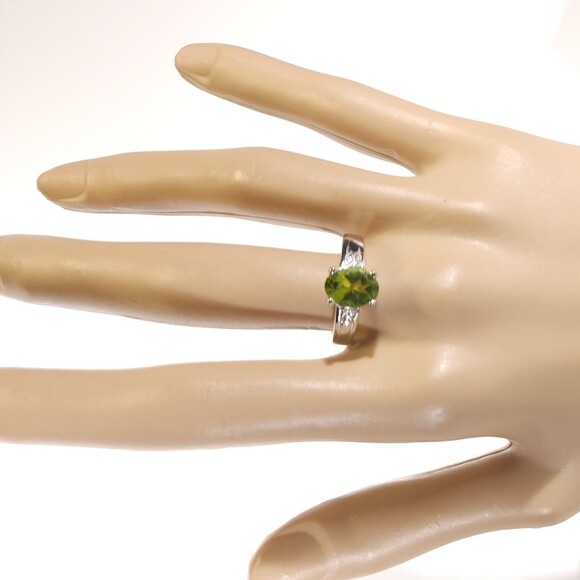 Peridot 1.8 Carats Ring SIZE 7-1/4 - Picture 12 of 12